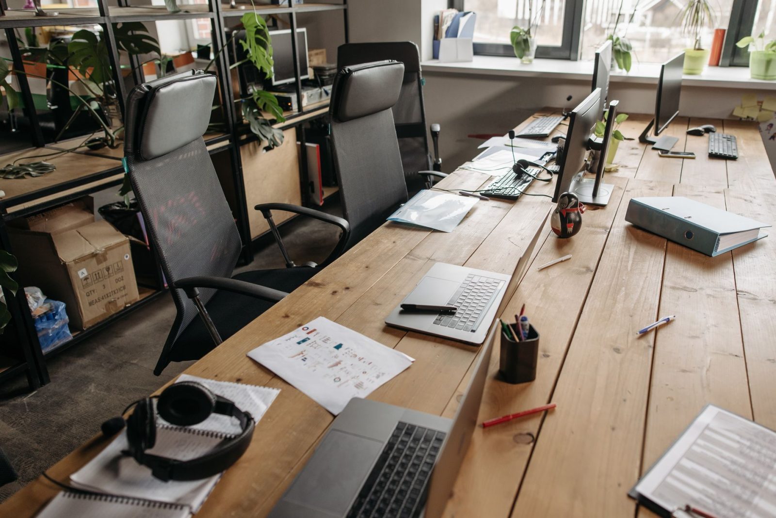 Organizador de cabos: Como escolher a solução ideal para o seu espaço de trabalho