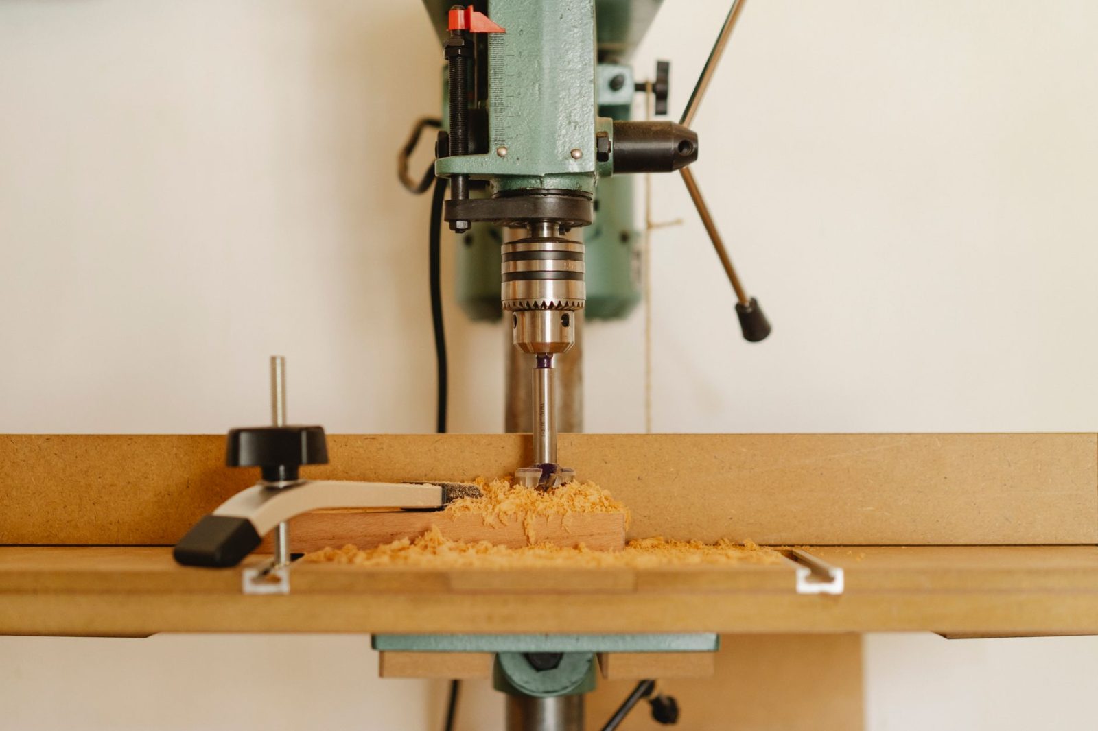Suporte Vertical para Furadeira: O Que Avaliar Antes da Escolha